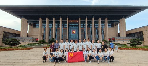 南湖革命纪念馆前合照.jpg